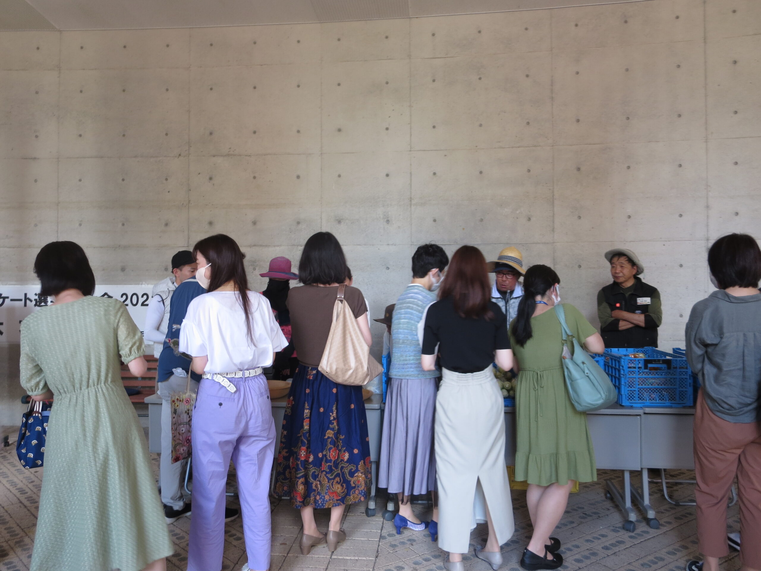 楽農アカデミー受講生が神戸学院大学 ポートアイランド第１キャンパスで「楽農マルシェ」として夏野菜の販売を行いました。